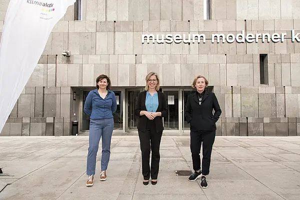 Im Bild: Klimaschutzministerin Leonore Gewessler, mumok-Direktorinnen Karola Kraus und Cornelia Lamprechter