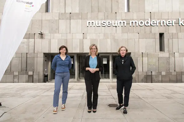 Im Bild: Klimaschutzministerin Leonore Gewessler, mumok-Direktorinnen Karola Kraus und Cornelia Lamprechter
