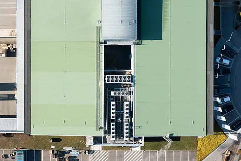 Luftaufnahme der Wärmepumpe am Flachdach