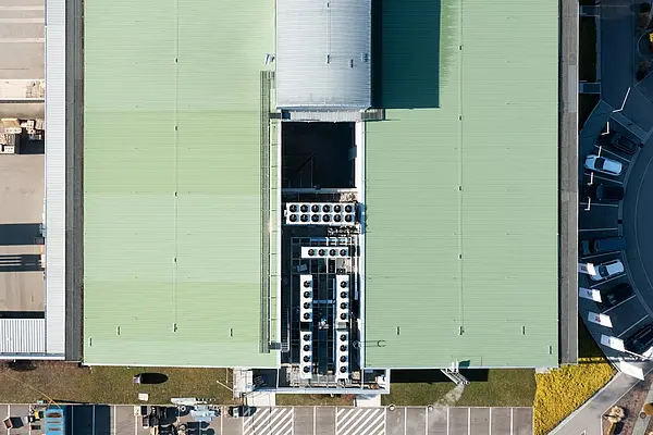 Luftaufnahme der Wärmepumpe am Flachdach