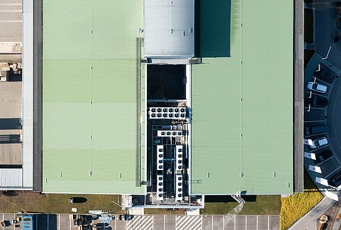 Luftaufnahme der Wärmepumpe am Flachdach