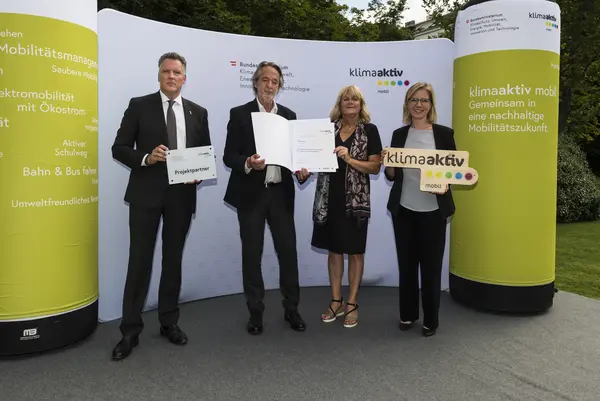 Die STÖWA Kies GmbH wird für die Errichtung einer Vorbrechanlage mit elektrischer Förderbandanlage zur Beschickung der Aufbereitungsanlage (die den Einsatz der Muldenkipper reduziert) ausgezeichnet. Im Bild: Christian Stöckl und Margit Stöckl gemeinsam mit FBM Leonore Gewessler und Alexander Klacska, Obmann der Bundessparte Transport und Verkehr der Wirtschaftskammer Österreich.