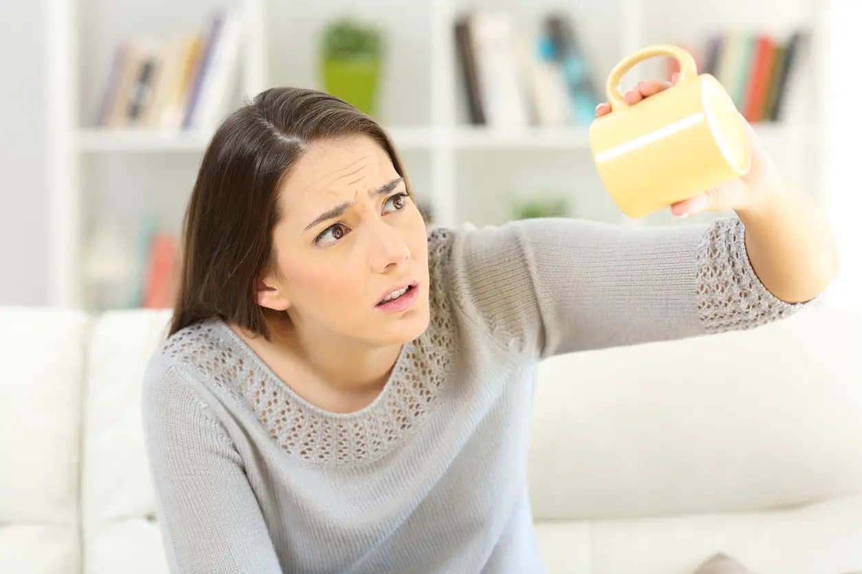 Leere Tasse Frau dreht leere Tasse um