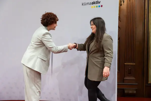 Menschen auf einer Bühne bei einer Veranstaltung