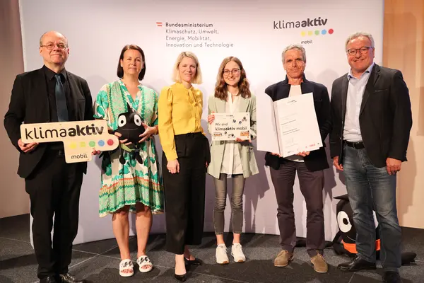 Claudia Thurner-Hoi (Schulleiterin), Julia Promegger (Klimaschutzbeauftragte), Engelbert Oppeneiger (Fachkoordinator BSP) gemeinsam mit LH-Stv. Heinrich Schellhorn, Robert Thaler (BMK) und Postbus-Vorständin Silvia Kaupa-Götzl 