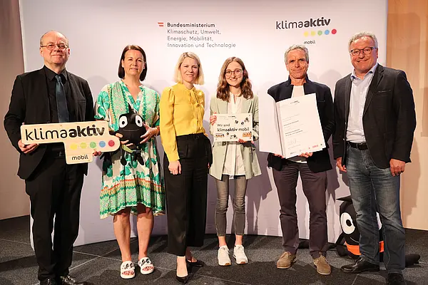 Claudia Thurner-Hoi (Schulleiterin), Julia Promegger (Klimaschutzbeauftragte), Engelbert Oppeneiger (Fachkoordinator BSP) gemeinsam mit LH-Stv. Heinrich Schellhorn, Robert Thaler (BMK) und Postbus-Vorständin Silvia Kaupa-Götzl 