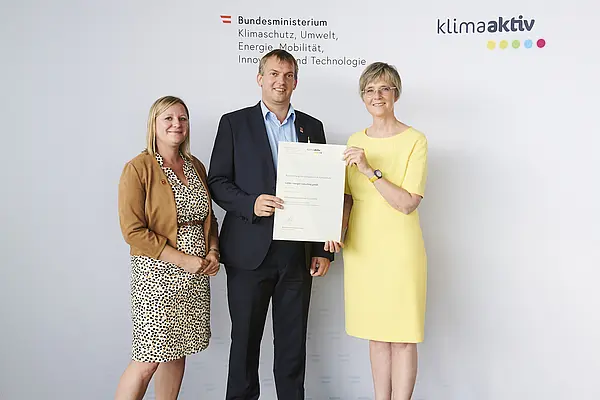 Im Bild: Patricia Kals (Projektleiterin) und Martin Hinterndorfer (Projektleiter) mit Bettina Bergauer (BMK)