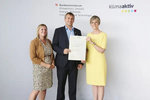 Im Bild: Patricia Kals (Projektleiterin) und Martin Hinterndorfer (Projektleiter) mit Bettina Bergauer (BMK)