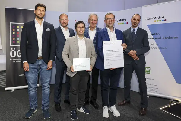 Ausgezeichnetes Projekt: Wohngebäude Donaufelder Strasse 164, BT 1, 1220 Wien<br /> Fertigstellung, 762 von 1000 klimaaktiv Punkten, klimaaktiv SILBER<br /><br />  Bauherrschaft: Zima Wien GmbH<br /> Eigentümervertreter:in: Auris Immo Solutions GmbH<br /> Architektur: HUSS HAWLIK Architekten ZT GmbH<br /> Bauphysik: KERN+INGENIEURE ZT GmbH<br /> Haustechnik: Vasko + Partner Ingenieure<br /> klimaaktiv Consultant: RM-Engineering