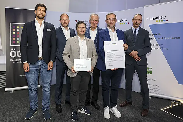 Ausgezeichnetes Projekt: Wohngebäude Donaufelder Strasse 164, BT 1, 1220 Wien<br /> Fertigstellung, 762 von 1000 klimaaktiv Punkten, klimaaktiv SILBER<br /><br />  Bauherrschaft: Zima Wien GmbH<br /> Eigentümervertreter:in: Auris Immo Solutions GmbH<br /> Architektur: HUSS HAWLIK Architekten ZT GmbH<br /> Bauphysik: KERN+INGENIEURE ZT GmbH<br /> Haustechnik: Vasko + Partner Ingenieure<br /> klimaaktiv Consultant: RM-Engineering