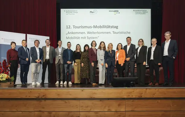 Viele Menschen auf der Bühne posieren 