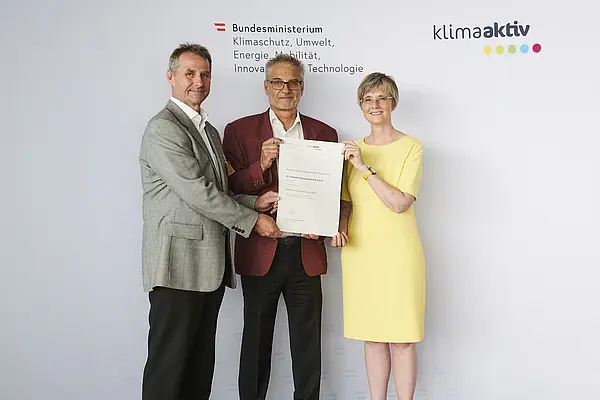 Im Bild: Robert Lamprecht (Geschäftsführer), Adolf Rechberger (Facility Management) mit Bettina Bergauer (BMK)