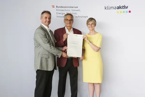 Im Bild: Robert Lamprecht (Geschäftsführer), Adolf Rechberger (Facility Management) mit Bettina Bergauer (BMK)