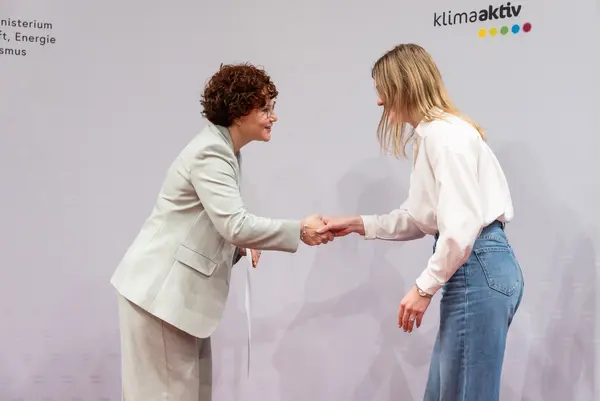 Menschen auf einer Bühne bei einer Veranstaltung