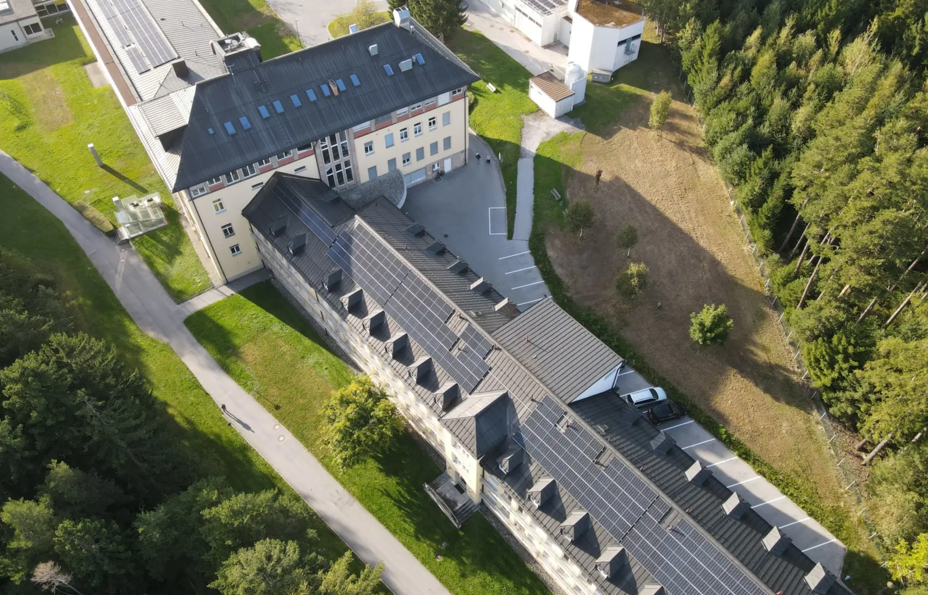 Luftaufnahme PV-Anlage Krankenhaus Hochzirl Natters