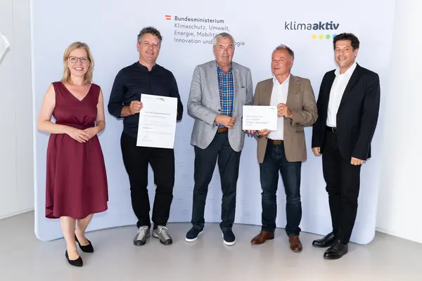 Im Bild: Klimaschutzministerin Leonore Gewessler, Simon Speigner (sps Architekten),  Wolfram Sacherer (Wohn- und Siedlungsgenossenschaft Ennstal), Stadtrat Peter Piffl-Percevic, Bertram Werle (Stadt Graz)