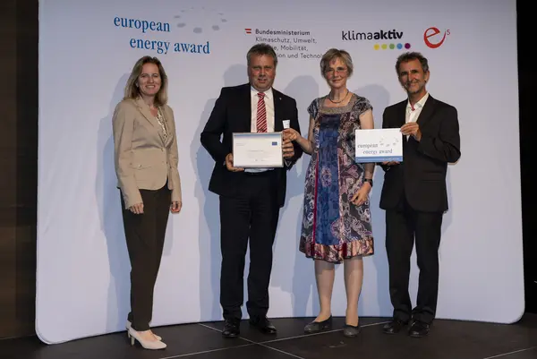 Bettina Bergauer (BMK), Helmut Strasser (e5 Österreich), Monika Panek (e5 Niederösterreich), Friedrich Pallinger (Bgm.)