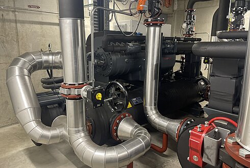 Wärmepumpe, die im Biomasse Heizkraftwerk der Hall AG zum Einsatz kommt