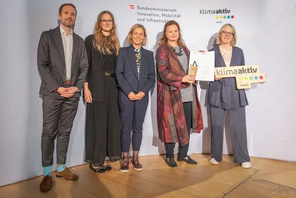 Am 23.9.2025 fand die Verleihung des Fußverkehrs-Awards von klimaaktiv mobil in Graz statt. Im Bild: Verkehrslandesrätin Claudia Holzer, Peter Sturm und Nina Fank-Habe (Amt der Steiermärkischen Landesregierung), gemeinsam mit Sektionsleiterin Cornelia Breuß (BMIMI) und Stephanie Schwer (Österreichischer Städtebund)