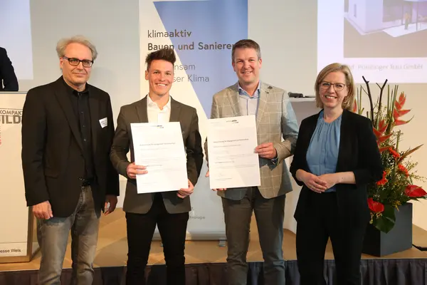 Im Bild v.l.n.r.: Herbert Leindecker (FH Wels, klimaaktiv Bauen und Sanieren), Niklas Ruprechter (Pointinger Bau), Bernhard Pointinger (Pointinger Immo), Klimaschutzministerin Leonore Gewessler