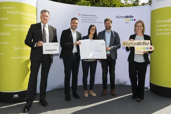 Die San Venture Service GmbH wird für die Elektrifizierung der Pkw-Flotte durch den Kauf von zehn E-Pkws ausgezeichnet. Im Bild: Kai Lie Chu, Martin Blauensteiner und Julien Coitou gemeinsam mit FBM Leonore Gewessler und Alexander Klacska, Obmann der Bundessparte Transport und Verkehr der Wirtschaftskammer Österreich.
