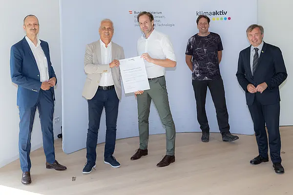 klimaaktiv Gold Auszeichnung für die Planung des Turnsaals und Musikvereins Kirchberg am Wagram. Im Bild: Jürgen Schneider (Klimaschutzministerium), Erwin Mantler (Vizebürgermeister Kirchberg am Wagram, Klaus Beron (Baumeister), Tobias Steiner (IBO), Herbert Greisberger (enu)