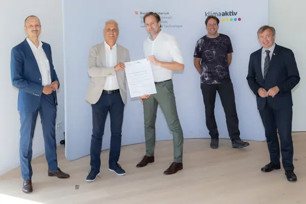 klimaaktiv Gold Auszeichnung für die Planung des Turnsaals und Musikvereins Kirchberg am Wagram. Im Bild: Jürgen Schneider (Klimaschutzministerium), Erwin Mantler (Vizebürgermeister Kirchberg am Wagram, Klaus Beron (Baumeister), Tobias Steiner (IBO), Herbert Greisberger (enu)