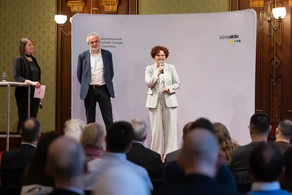 Menschen auf einer Bühne