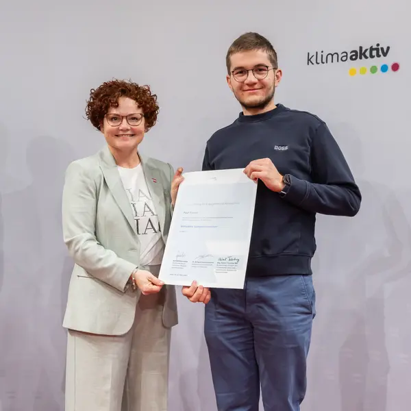 Menschen auf einer Bühne bei einer Veranstaltung