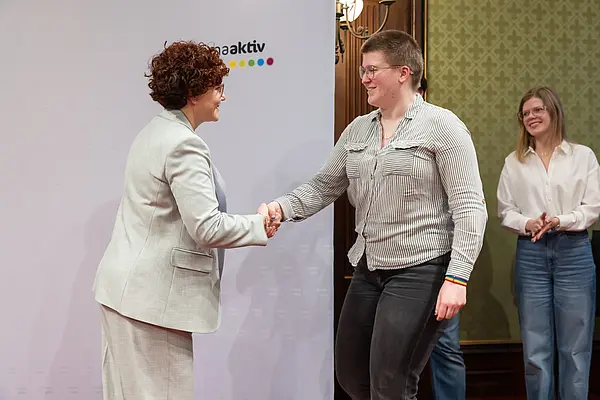 Menschen auf einer Bühne bei einer Veranstaltung