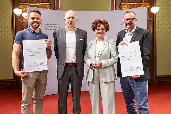 Gruppenfoto vor Fotowand