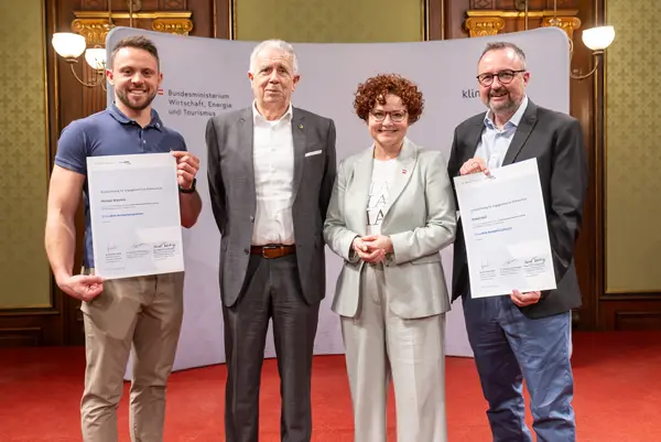 Gruppenfoto vor Fotowand