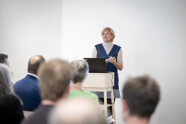 eine Frau spricht auf einer Bühne