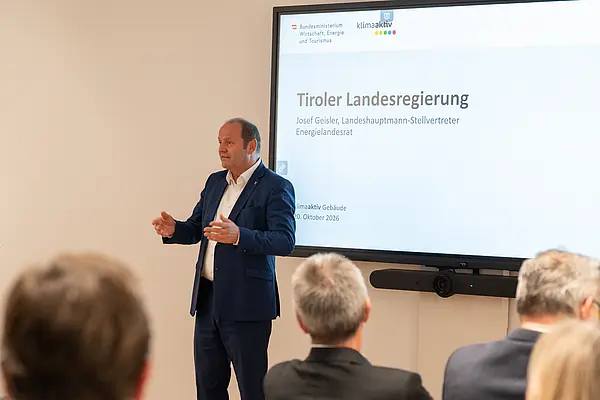 eine Person spricht auf einer Bühne