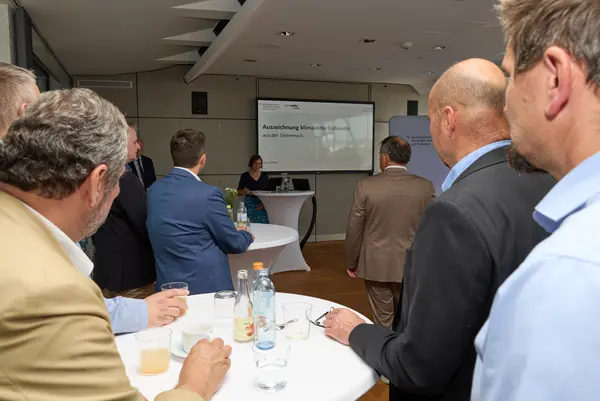 Menschen hören einer anderen Person auf einer Veranstaltung zu