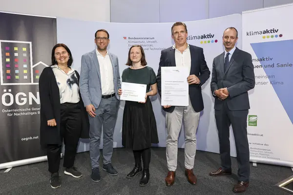 Ausgezeichnetes Projekt: Wohngebäude Paradisgasse 11-13, 1190 Wien<br /> Fertigstellung, 900 von 1000 klimaaktiv Punkten, klimaaktiv GOLD<br /><br />  Gebäudetyp: Wohngebäude Neubau CAIM Holding GmbH<br /> Architektur: Artmüller Architekten ZT GmbH<br /> klimaaktiv Consultant: IBO – Österreichisches Institut für Bauen und Ökologie GmbH