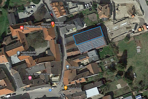 Vogelperspektive auf den Nikolaihof. Es ist das Dach inklusive der installierten PV-Paneele zu erkennen.