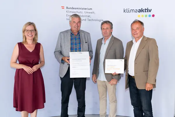 Im Bild: Klimaschutzministerin Leonore Gewessler, Wolfram Sacherer (Wohn- und Siedlungsgenossenschaft Ennstal), Karl Höfler (Rosenfelder und Höfler Consulting), Günther Rucker (Haustechniker Technisches Büro).
