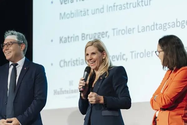 Frau hält Vortrag mit Mikro in der Hand