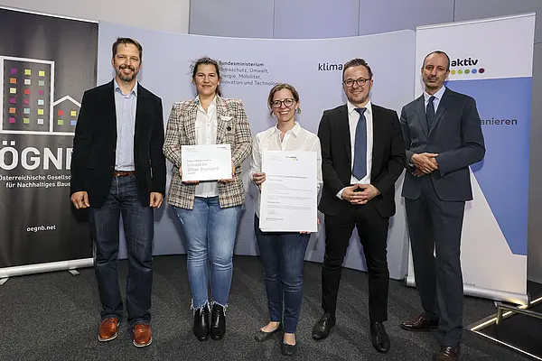Ausgezeichnetes Projekt: The Metropolitan, 1100 Wien<br /> Fertigstellung, 875 von 1000 klimaaktiv Punkten, klimaaktiv SILBER<br /><br />  Bauherrschaft: STC Design Build GmbH<br /> Architektur: Delugan Meissl Associated Architects<br /> Bauphysik. Pilz und Partner Ziviltechniker GmbH<br /> Haustechnik: Lechner + Partner Ingenieure GmbH<br /> Bauleitung: Strabag AG<br /> klimaaktiv Consultant: STC Development GmbH