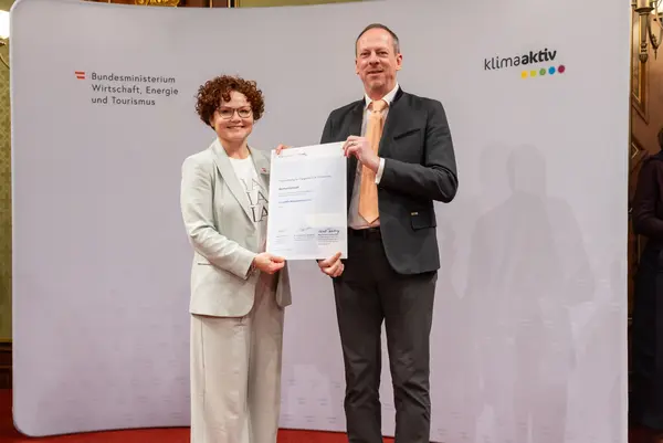 Menschen auf einer Bühne bei einer Veranstaltung