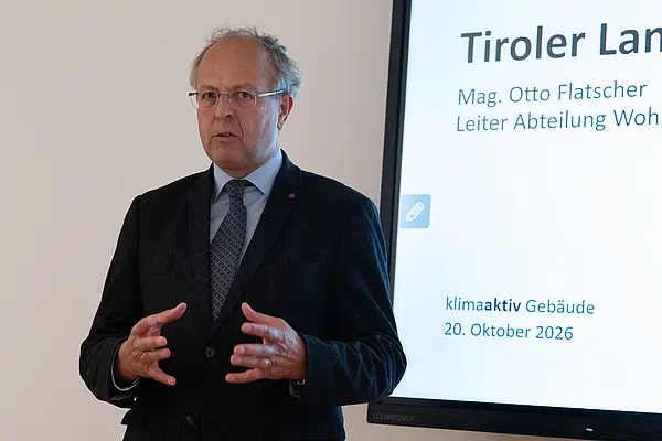 eine Person spricht auf einer Bühne