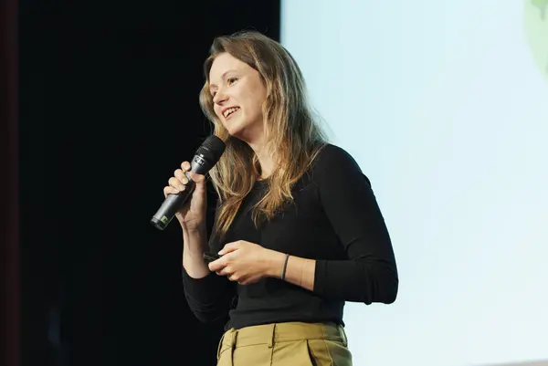 Frau mit Mikro auf der Bühne
