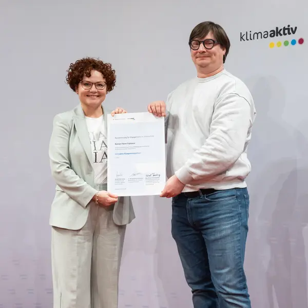 Menschen auf einer Bühne bei einer Veranstaltung