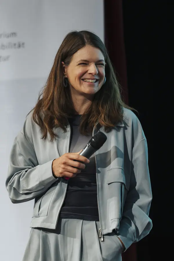 Frau mit Mikro auf der Bühne