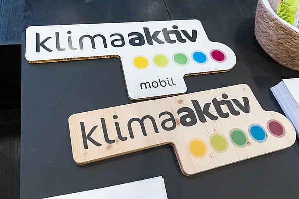 2x klimaaktiv Logo auf Schildern
