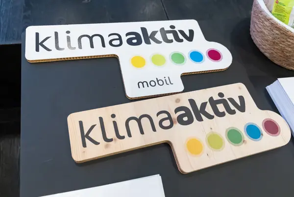 2x klimaaktiv Logo auf Schildern