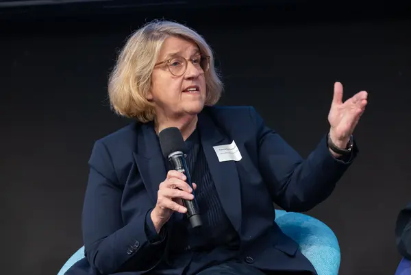 Personen auf einer Bühne bei einer Diskussionsrunde