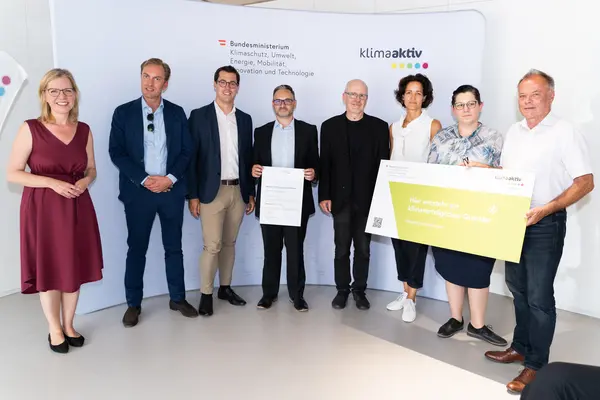 Im Bild: Klimaschutzministerin Leonore Gewessler, Ferdinand Harnoncourt-Unverzagt, Oliver Möllner und Jürgen Stradner (ARE), Bertram Werle, Barbara Hammerl (Stadtlabor Graz), Edina Majdanac (VATTER & Partner ZT), Stadtrat Peter Piffl-Percevic