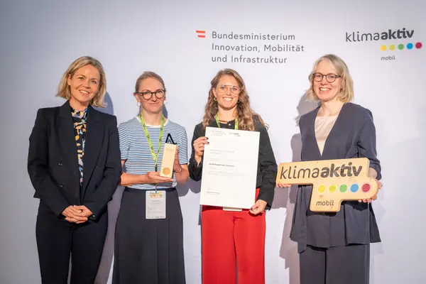Am 23.9.2025 fand die Verleihung des Fußverkehrs-Awards von klimaaktiv mobil in Graz statt. Im Bild: Lucia Fuchs und Elisabeth Weiler (Landeshauptstadt Innsbruck), gemeinsam mit Sektionsleiterin Cornelia Breuß (BMIMI) und Stephanie Schwer (Österreichischer Städtebund)